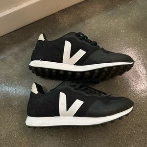 VEJA SDU RT SNEAKER IN BLACK & WHITE